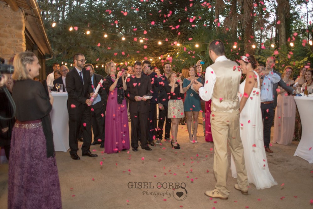 boda-petalos-corazonBarcelona-masia-01