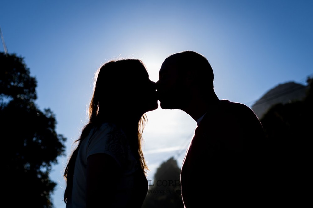 Preboda beso contraluz cielo en sitges