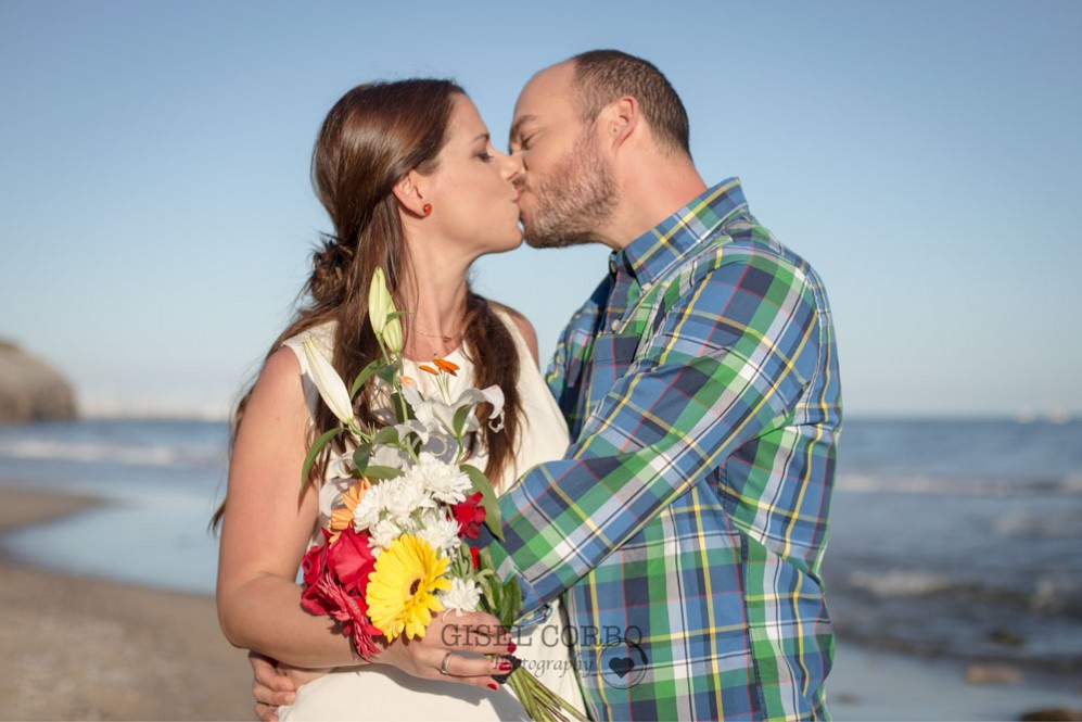 Preboda-beso-playa-garraf