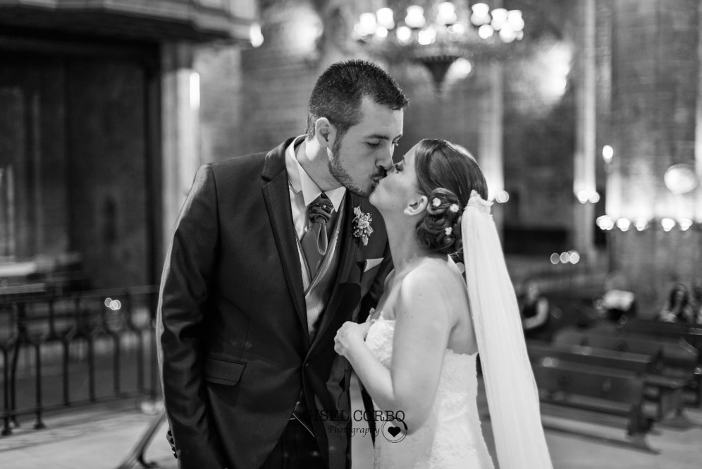 barcelona santa maria mar beso boda fotografo altar