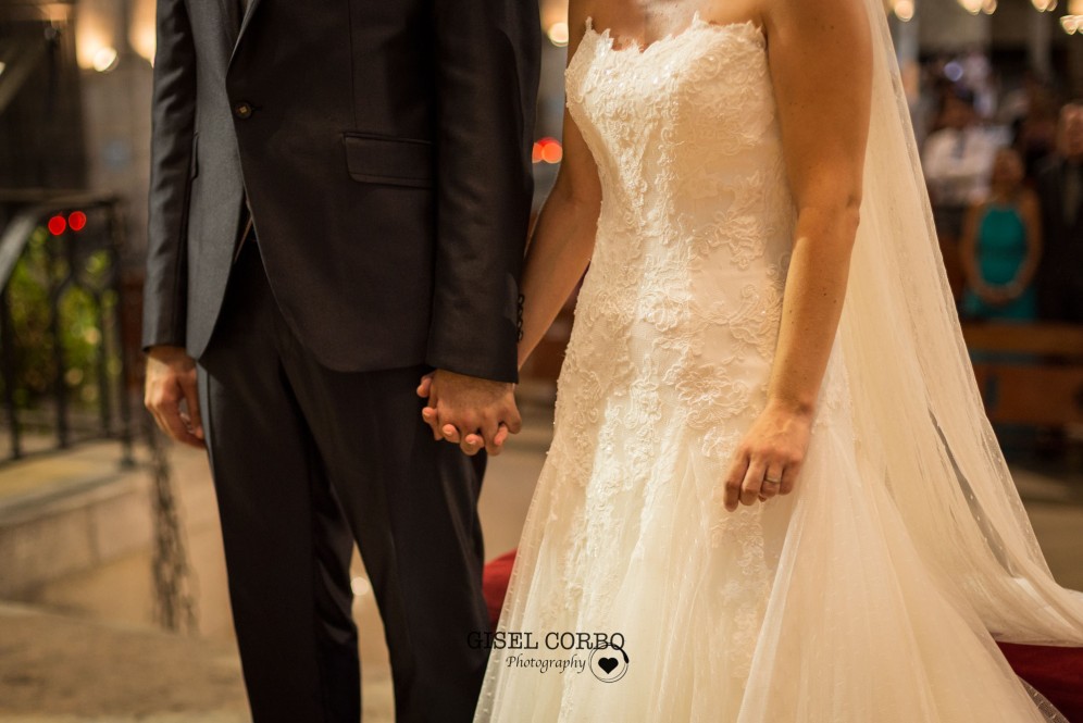 boda barcelona fotografa novios detalles amor manos