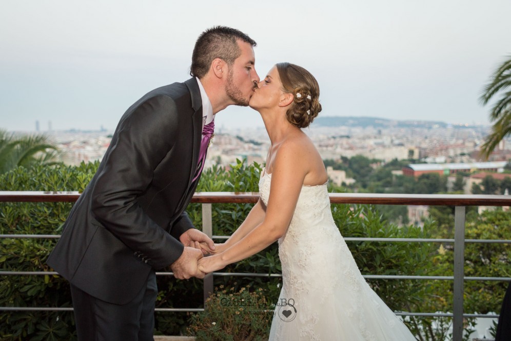 boda beso vistas ciudad barcelona