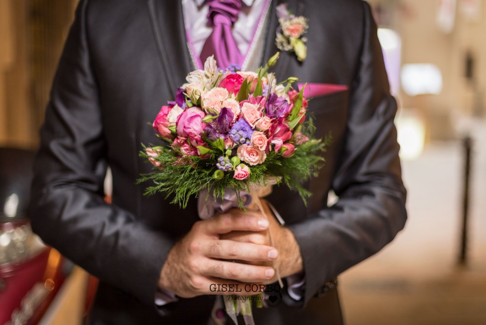 fotografa boda barcelona manos novio ramo bouquet