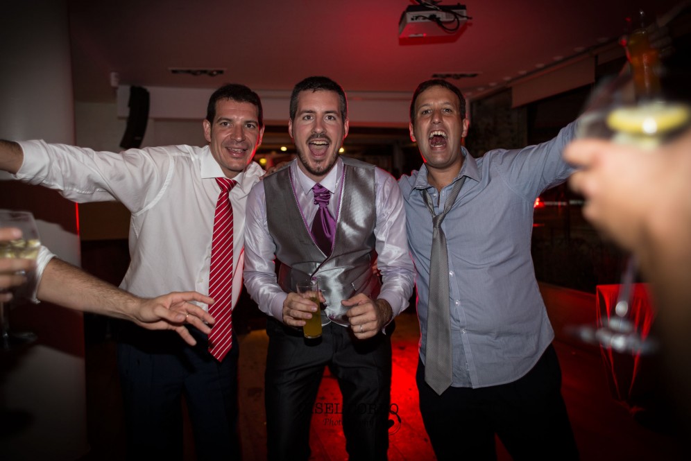 fotografo boda barcelona baile divertido novios amigos