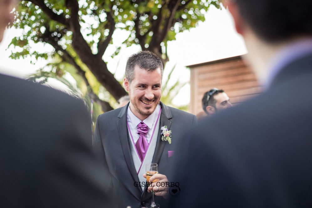 fotografo boda barcelona novio rie feliz