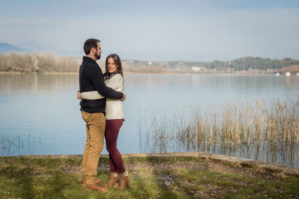 003 Preboda barcelona abrazo mirada novios lago