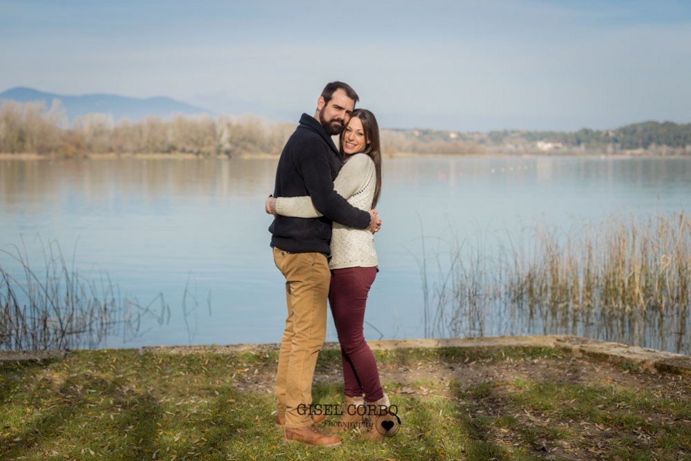 004 sesion fotos preboda barcelona beso abrazo lago