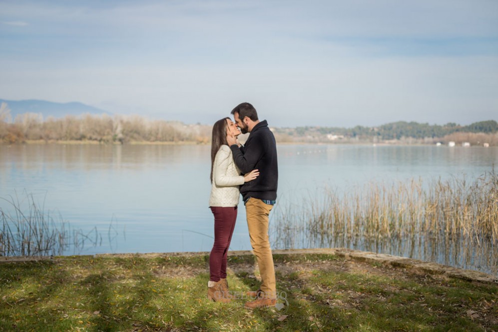 006 sesion fotos preboda girona beso abrazo lago