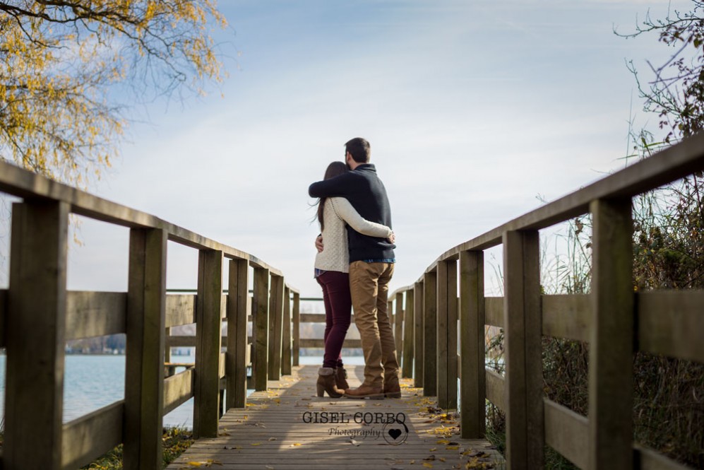 011 sesion preboda fotos barcelona girona abrazo novios camino madera lago