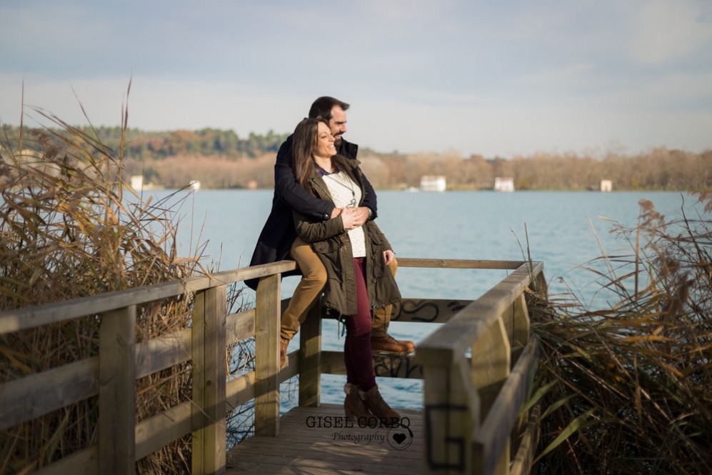 014 sesion preboda fotos girona abrazo risas novios camino madera lago