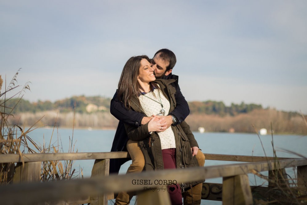 015 sesion fotografica preboda girona beso abrazo novios camino madera lago