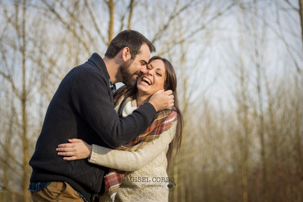 034 fotografia novios felices sonrisas risas campo