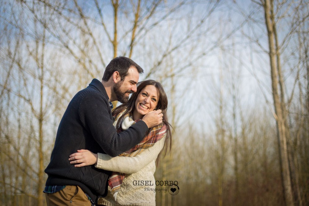 035 sesion fotos rustica barcelona risas novios felices