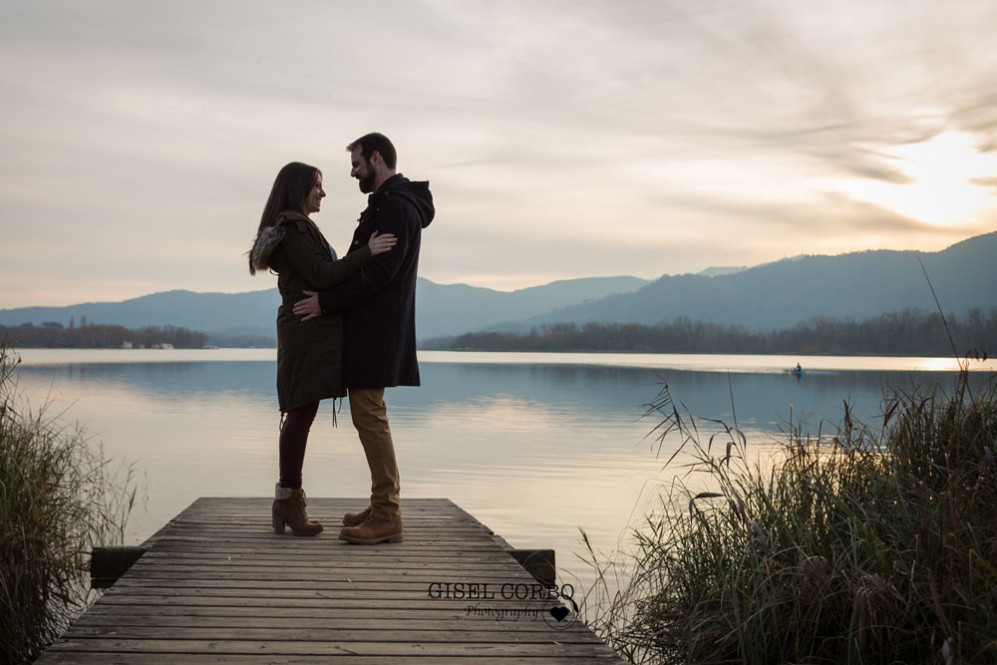 042 sesion fotos girona banyoles muelle madera sonrisa