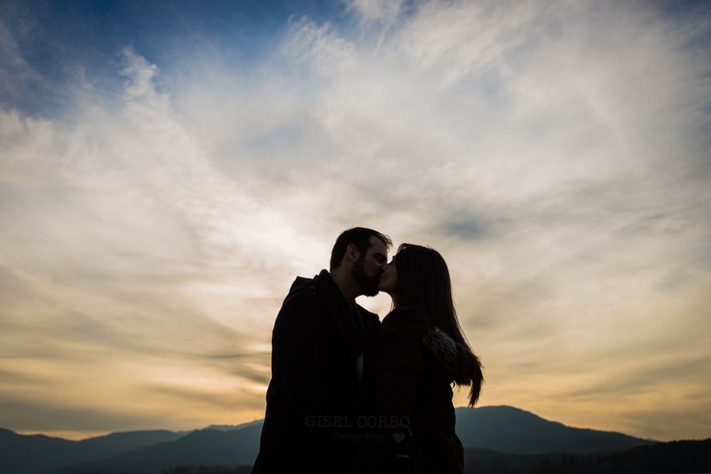 046 Preboda girona montaña beso cielo atardecer