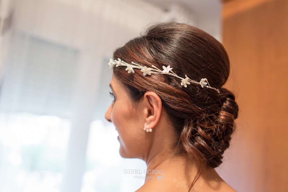11 peinado de nocia recogido con corona de flores y pendientes perlas