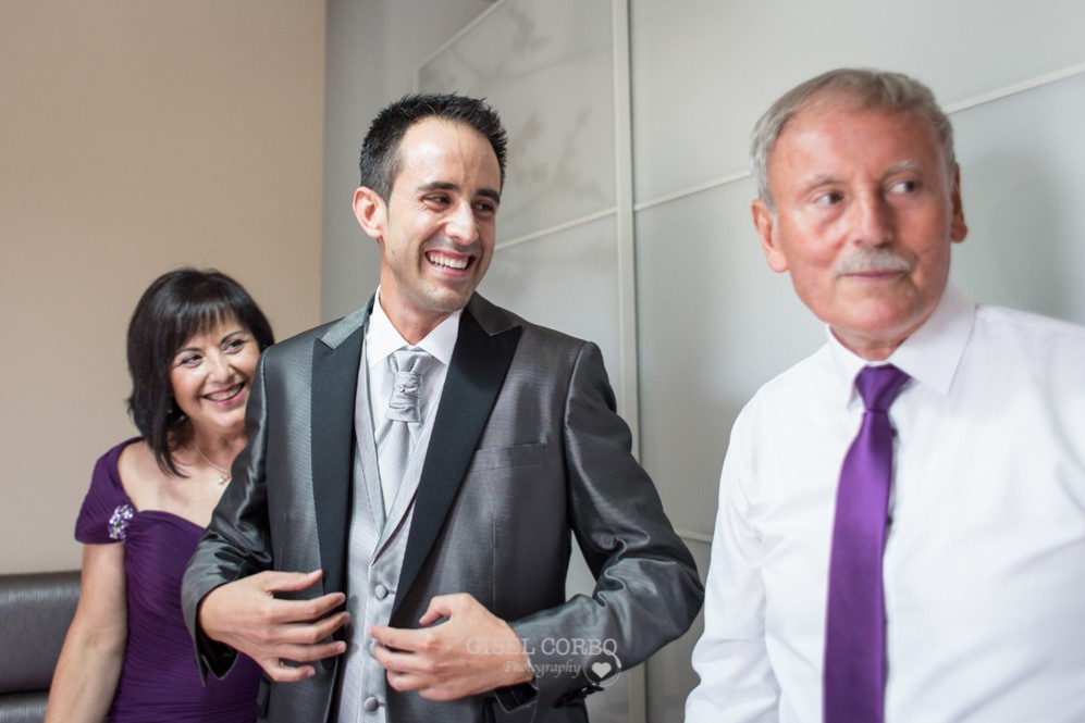 12 novio preparandose para boda con los padres