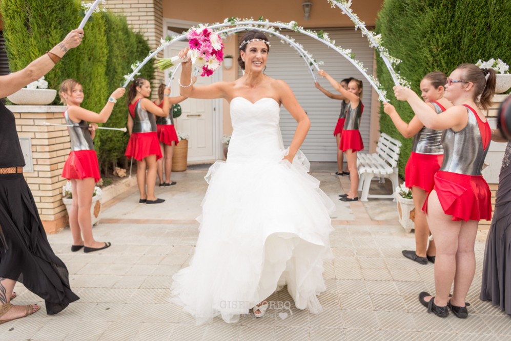 16 novia saliendo de casa con baile y tambores