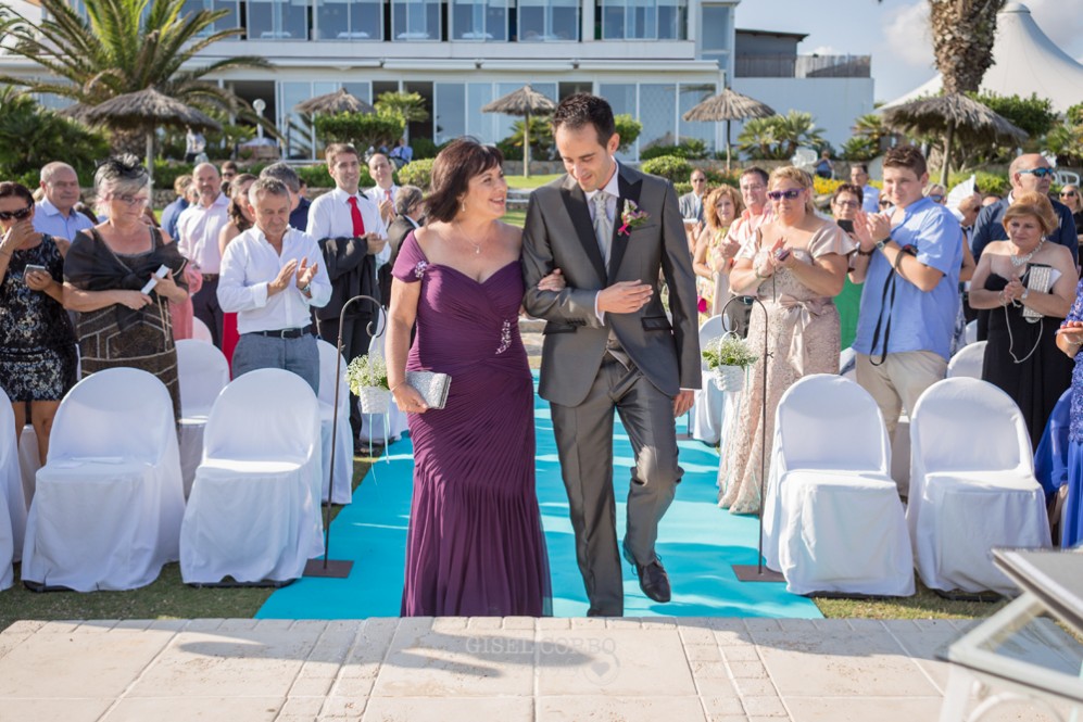 19 novio llegando al altar con su madre