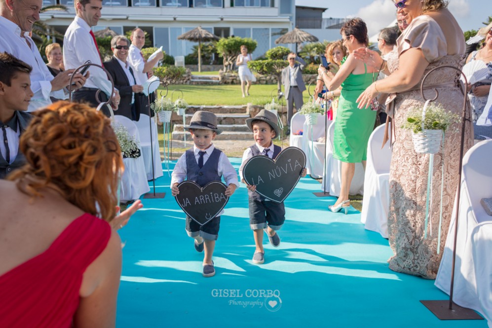 20 niños con carteles llega la novia