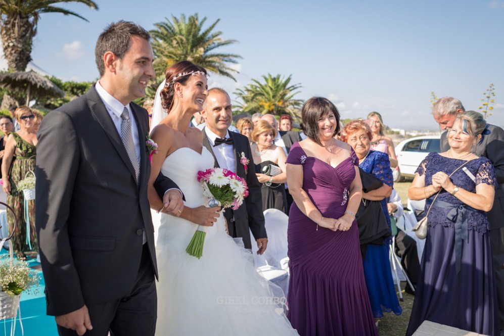 22 novia llegando al altar con hermanos