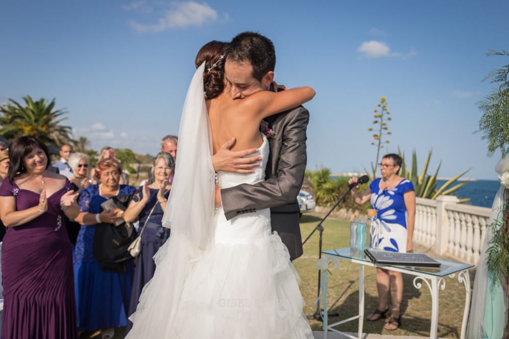 23 abrazo novios en el altar emocionados