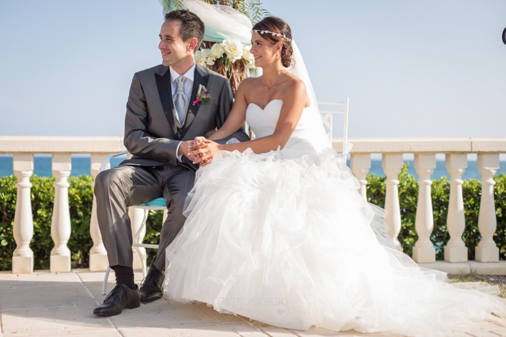 30 novios felices escuchando discurso emotivo