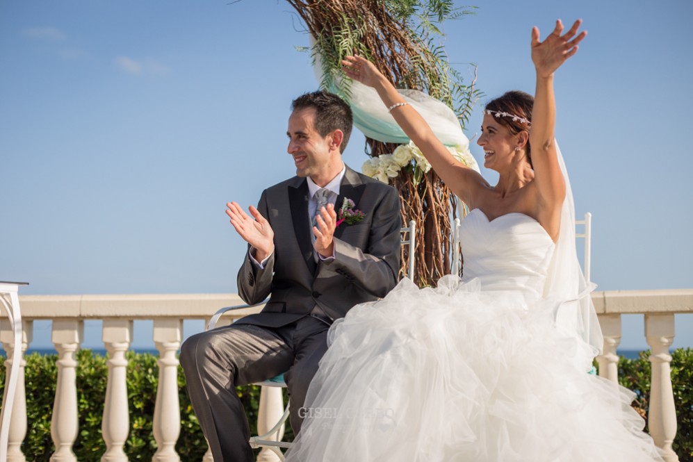 32 novios felices aplaudiendo discurso amigos