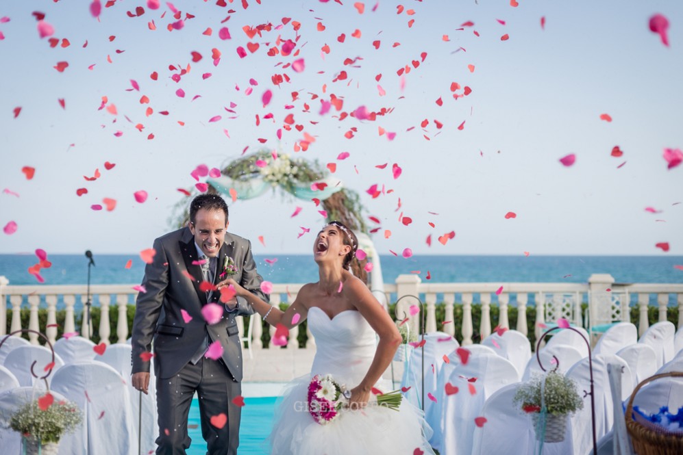 41 momento lluvia petalos y confeti en boda