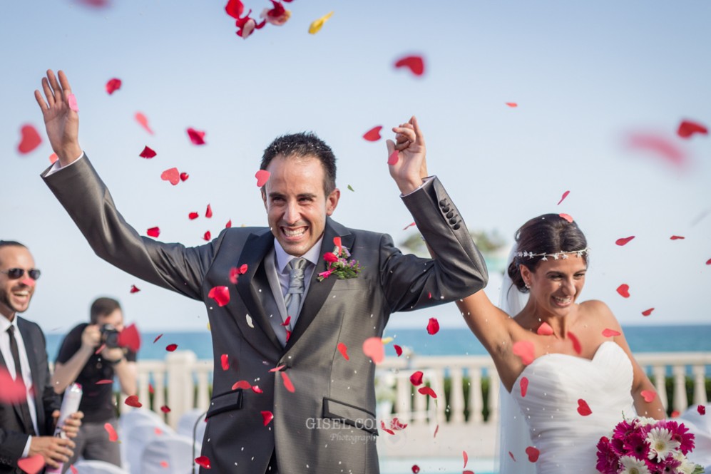 43 novios felices bajo lluvia de arroz y corazones