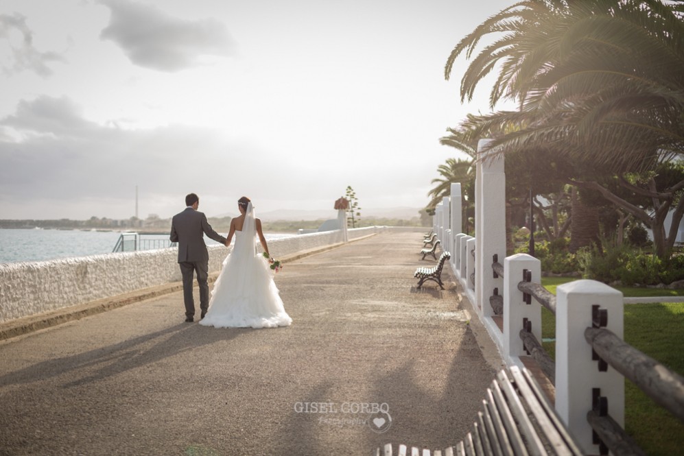 45 novios caminando de la mano el atardecer