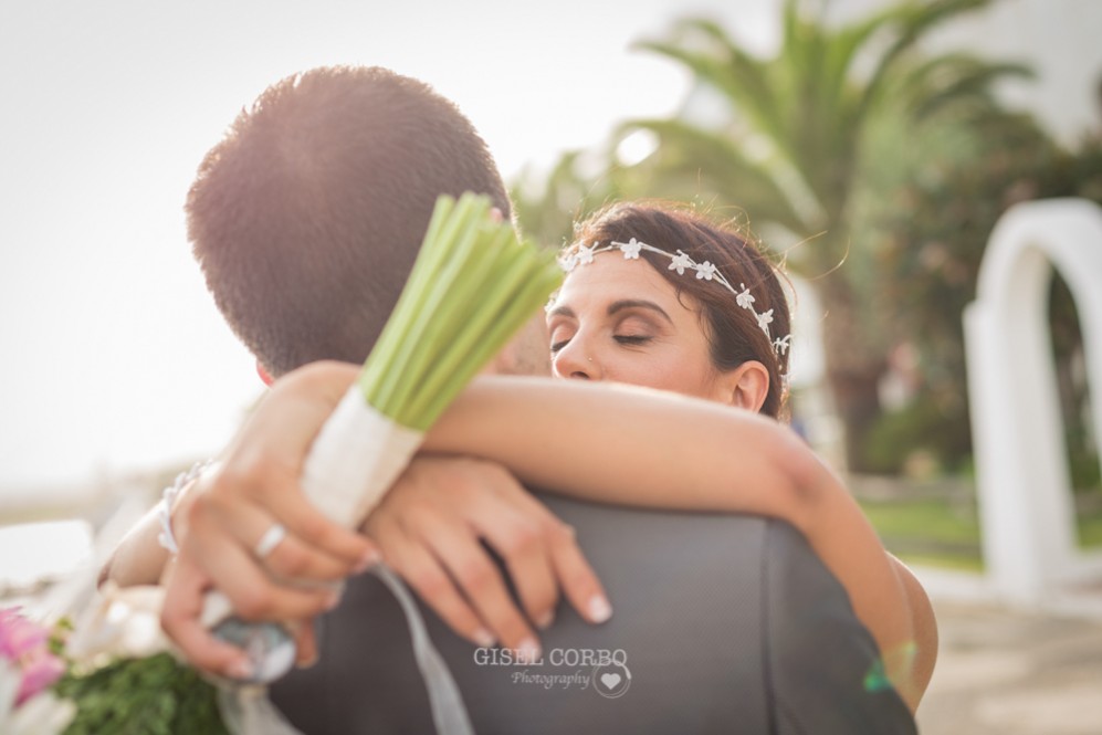 46 beso novios en boda al atardecer