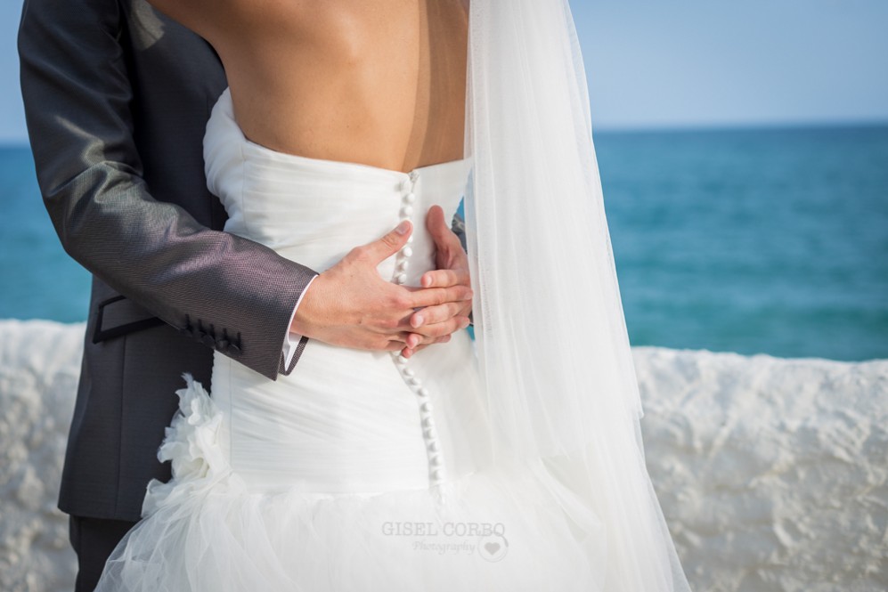 48 abrazo novios dia de boda junto al mar