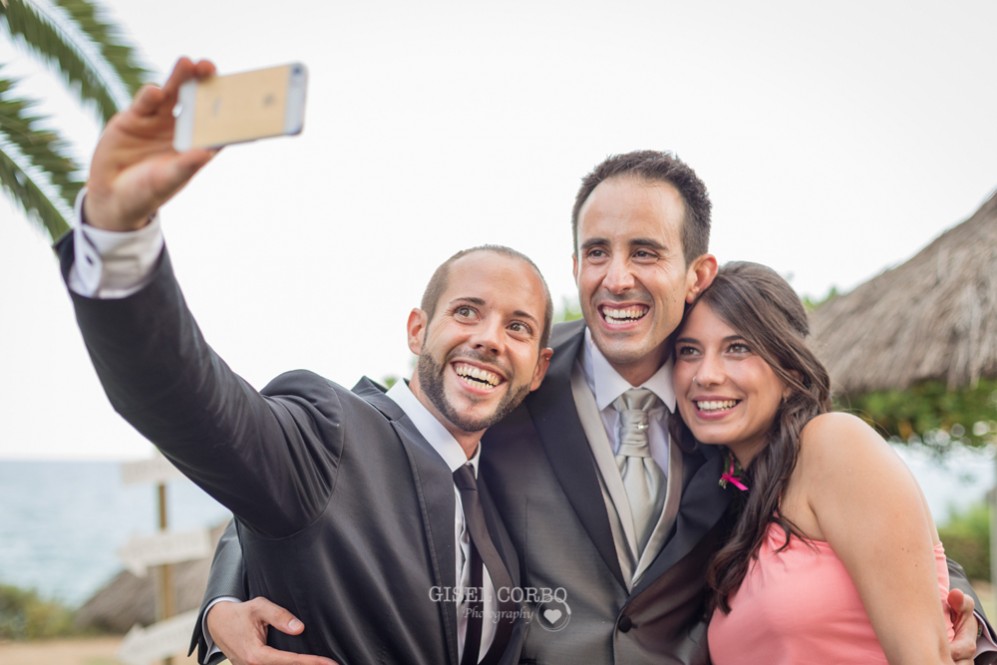 55 novio haciendo selfie con invitados