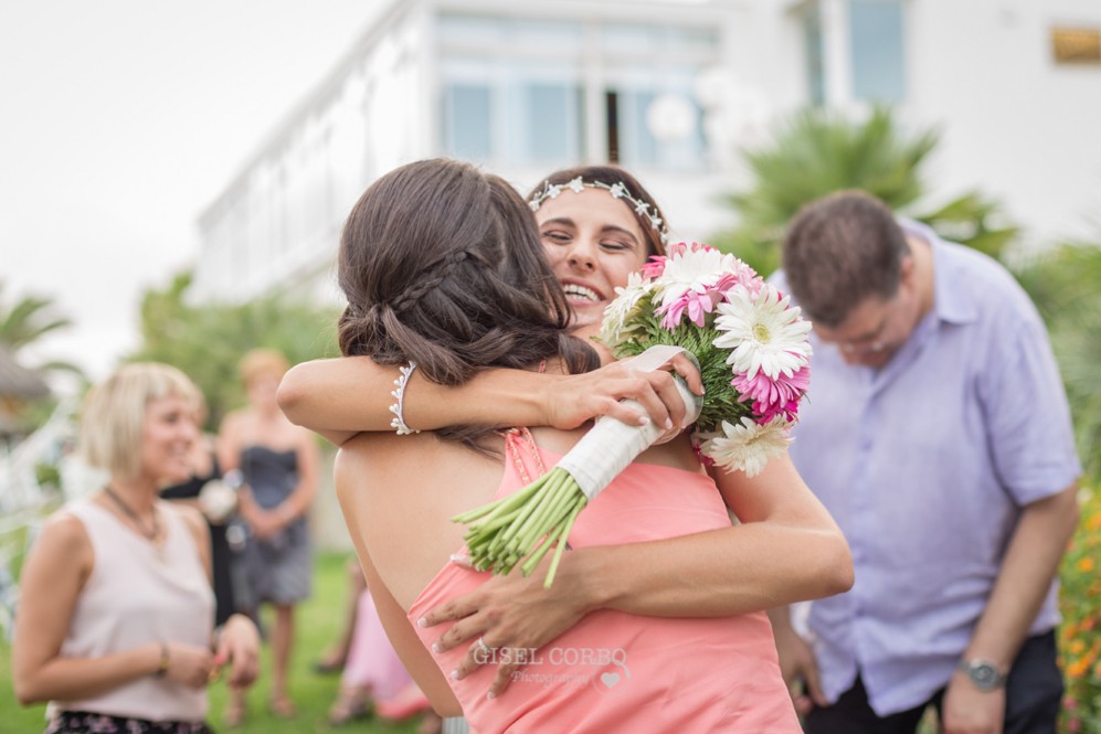 56 amigas de la novia felices abrazandola