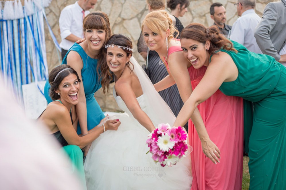 57 amigas de la novia sonriendo foto