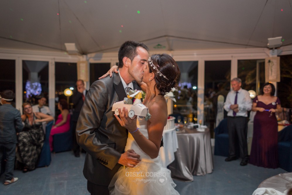 67 beso novios en la boda luego del pastel