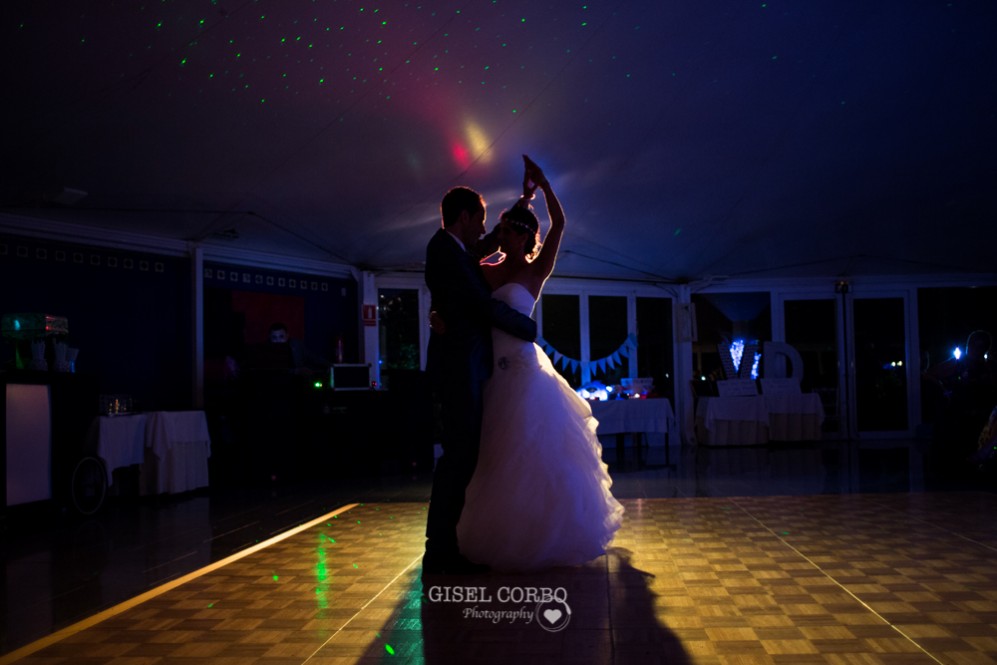 69 baile de novios en boda con luces romanticas