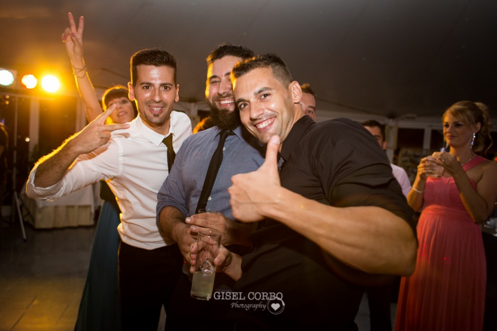 73 amigos del novio en la fiesta de boda