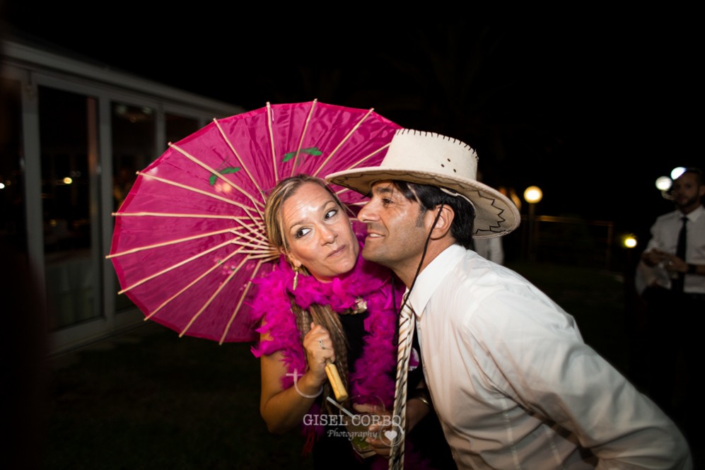 74 photocall divertido boda gorros y plumas