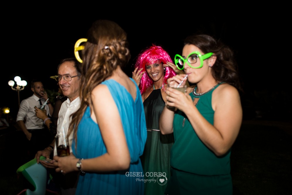 75 photocall de boda pelucas y gafas de colores